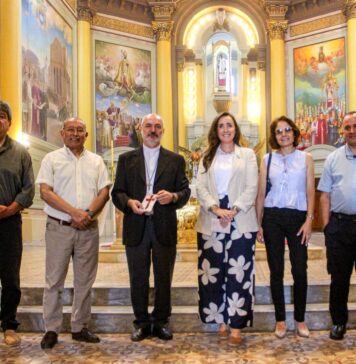 En su visita a La Rioja la Vicepresidente se reunió con el Obispo y rezó en la tumba del Beato Angelelli