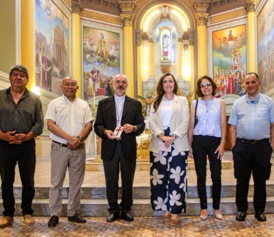 En su visita a La Rioja la Vicepresidente se reunió con el Obispo y rezó en la tumba del Beato Angelelli