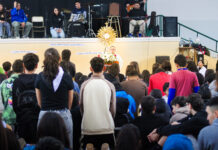 El verdadero corazón de Cristo: jóvenes riojanos vivieron una emotiva y convocante jornada de Corpus Christi