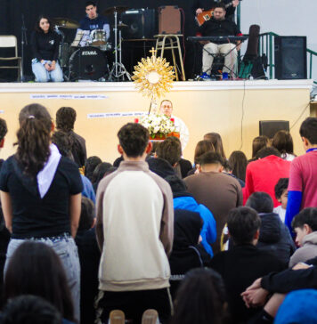 El verdadero corazón de Cristo: jóvenes riojanos vivieron una emotiva y convocante jornada de Corpus Christi