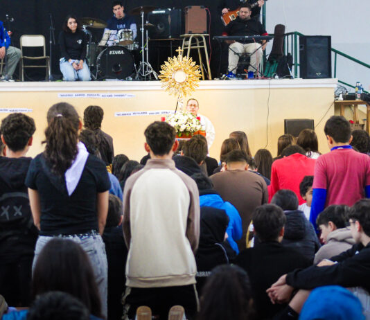 El verdadero corazón de Cristo: jóvenes riojanos vivieron una emotiva y convocante jornada de Corpus Christi