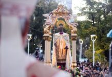 “Cada celular puede transformarse en un casino”: la enérgica defensa de los jóvenes que marcó la procesión de San Nicolás