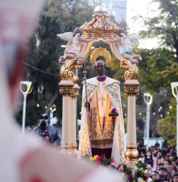 “Cada celular puede transformarse en un casino”: la enérgica defensa de los jóvenes que marcó la procesión de San Nicolás