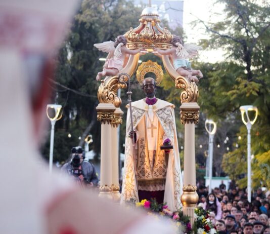 “Cada celular puede transformarse en un casino”: la enérgica defensa de los jóvenes que marcó la procesión de San Nicolás