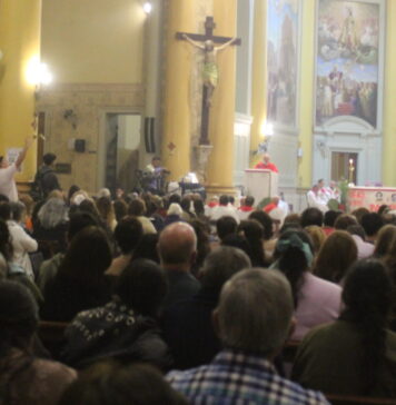“La santidad se vive en la vida cotidiana”: emotiva misa en la Catedral a 50 años del martirio de Angelelli
